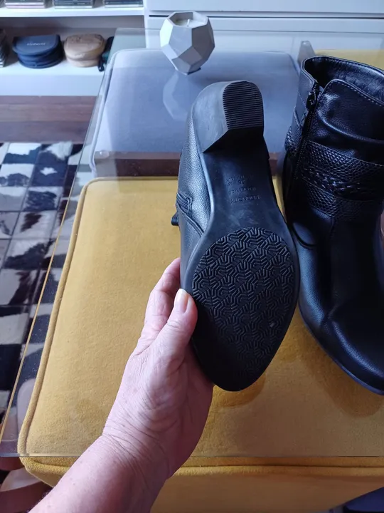Bota de salto baixo.