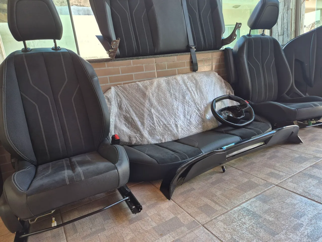 Bancos de couro, forros das portas, aerofólio, vidro traseiro, volante, Peugeot 208 2023