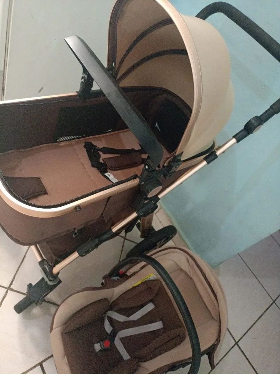 Carrinho e bebe com bebe conforto 