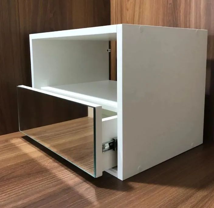 Mesa de cabeceira espelhada 