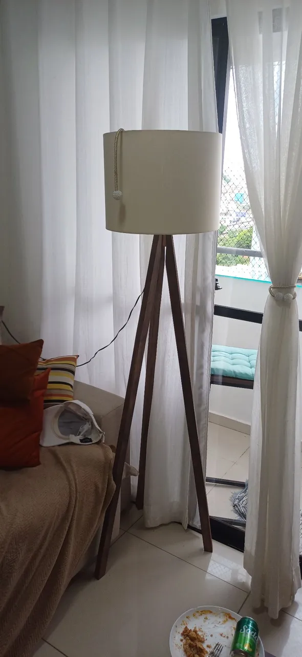 Luminária de chão estilo tripé