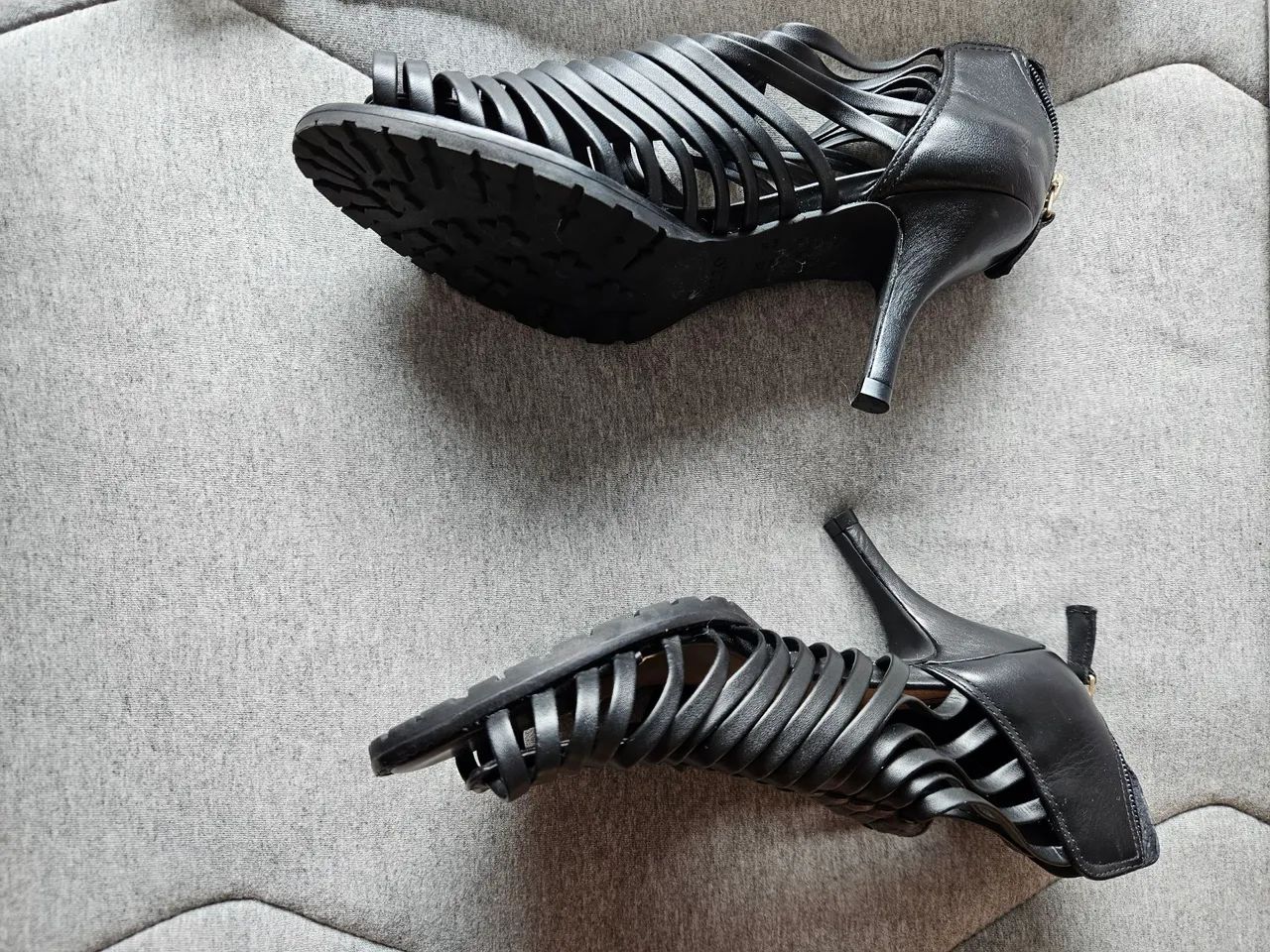 Sandalia preta de tiras belíssima Arezzo - Foto 2