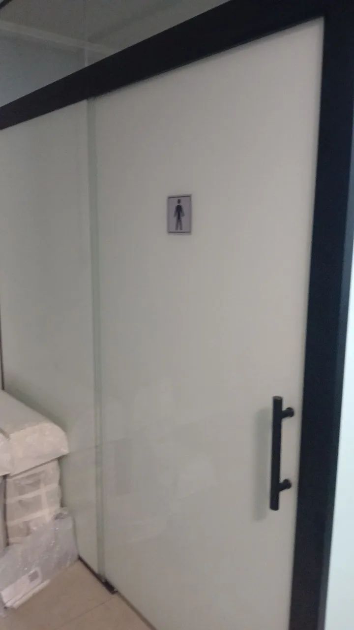 Divisoria de vidro com porta de correr - Foto 4