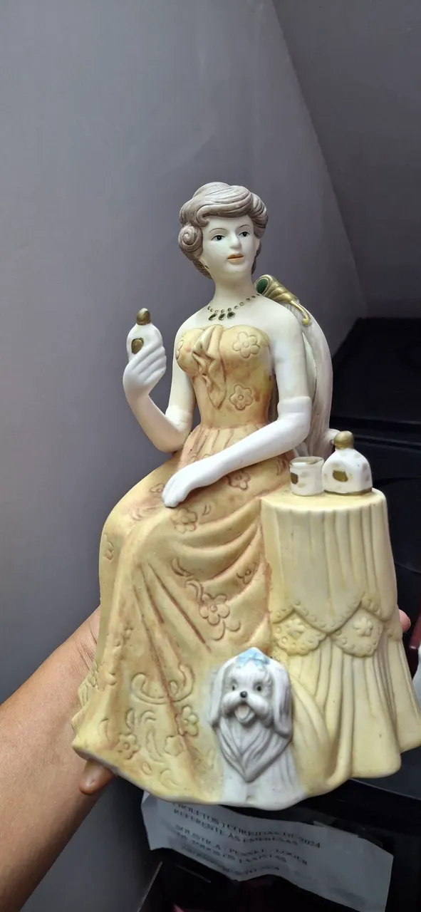 Estatueta de Porcelana - Dama com Cachorro
