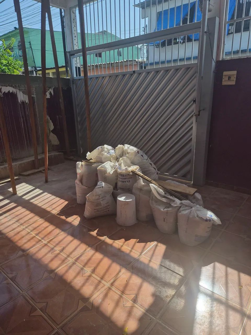Locação casa no Coroado!