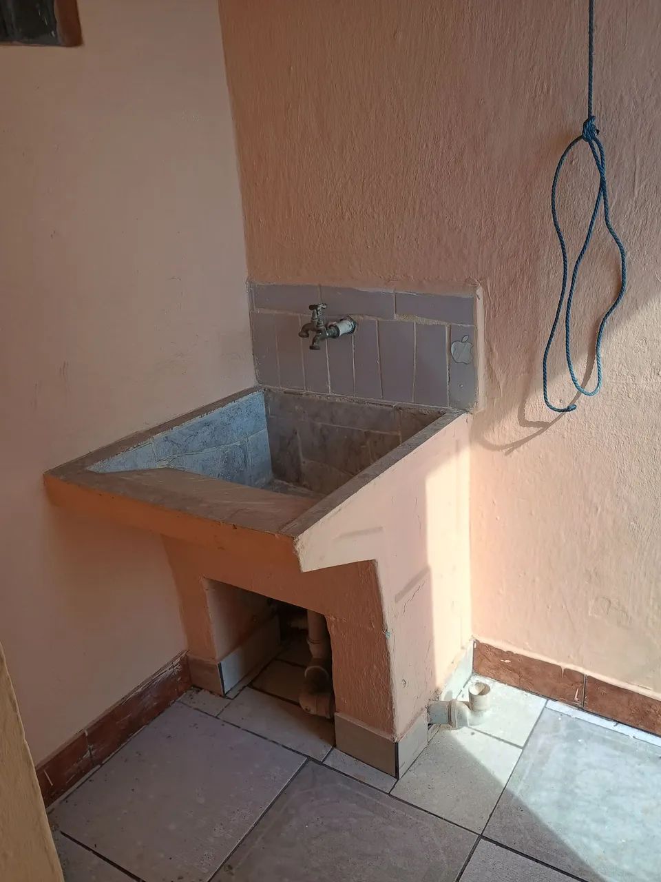 Dois cômodo um banheiro e uma lavanderia. - Foto 2