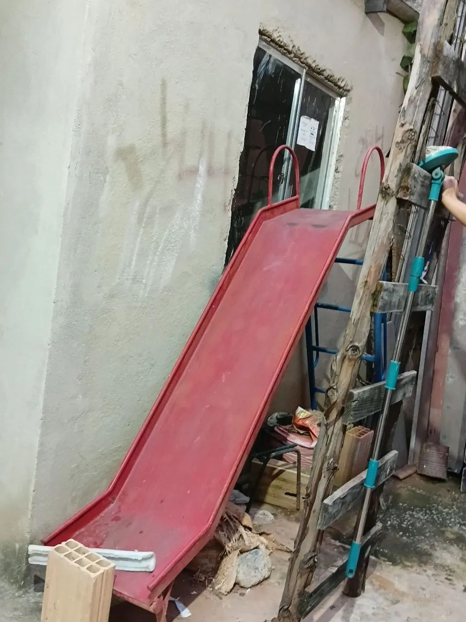 ESCORREGADOR DE FERRO