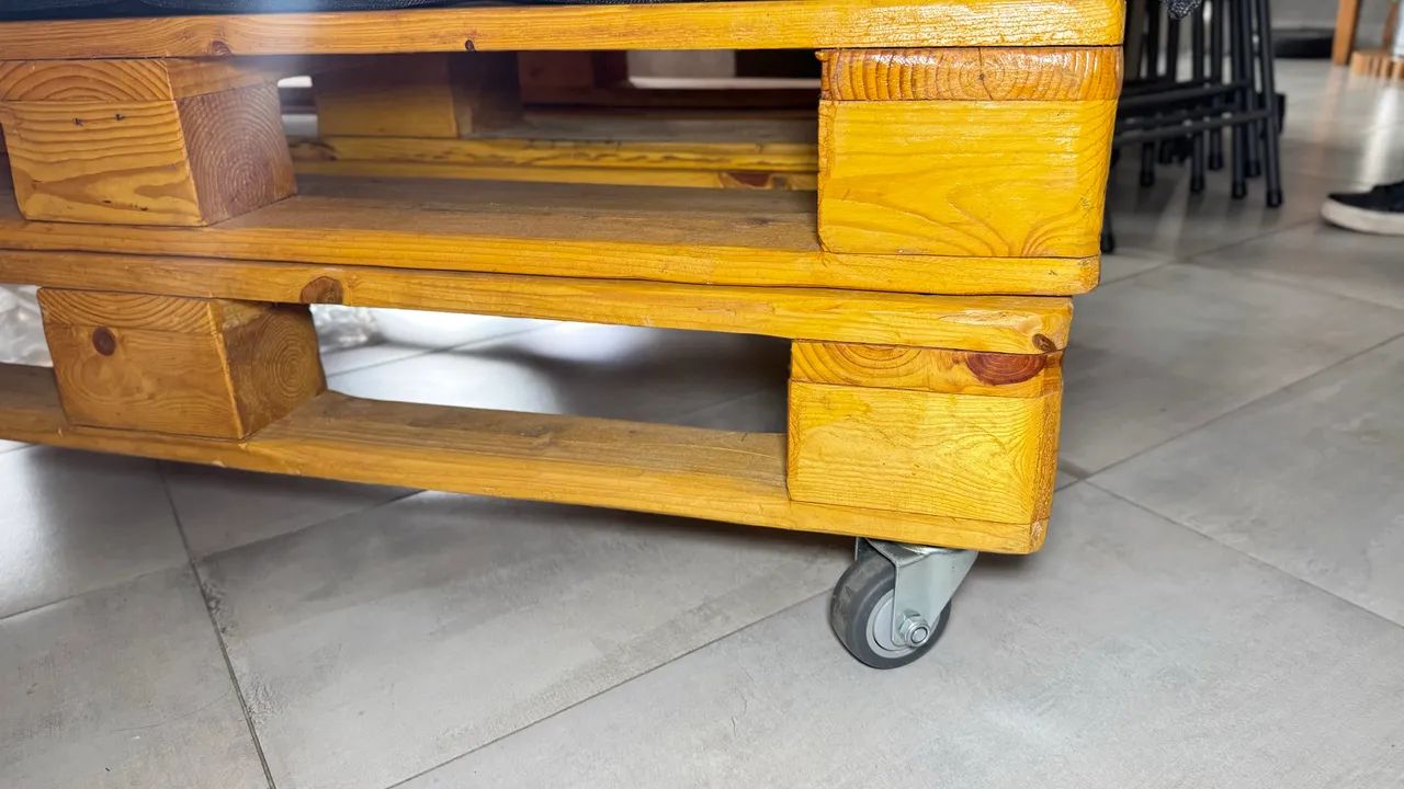 Pallet envernizado pode ser usado com sofá ou centro  - Foto 3
