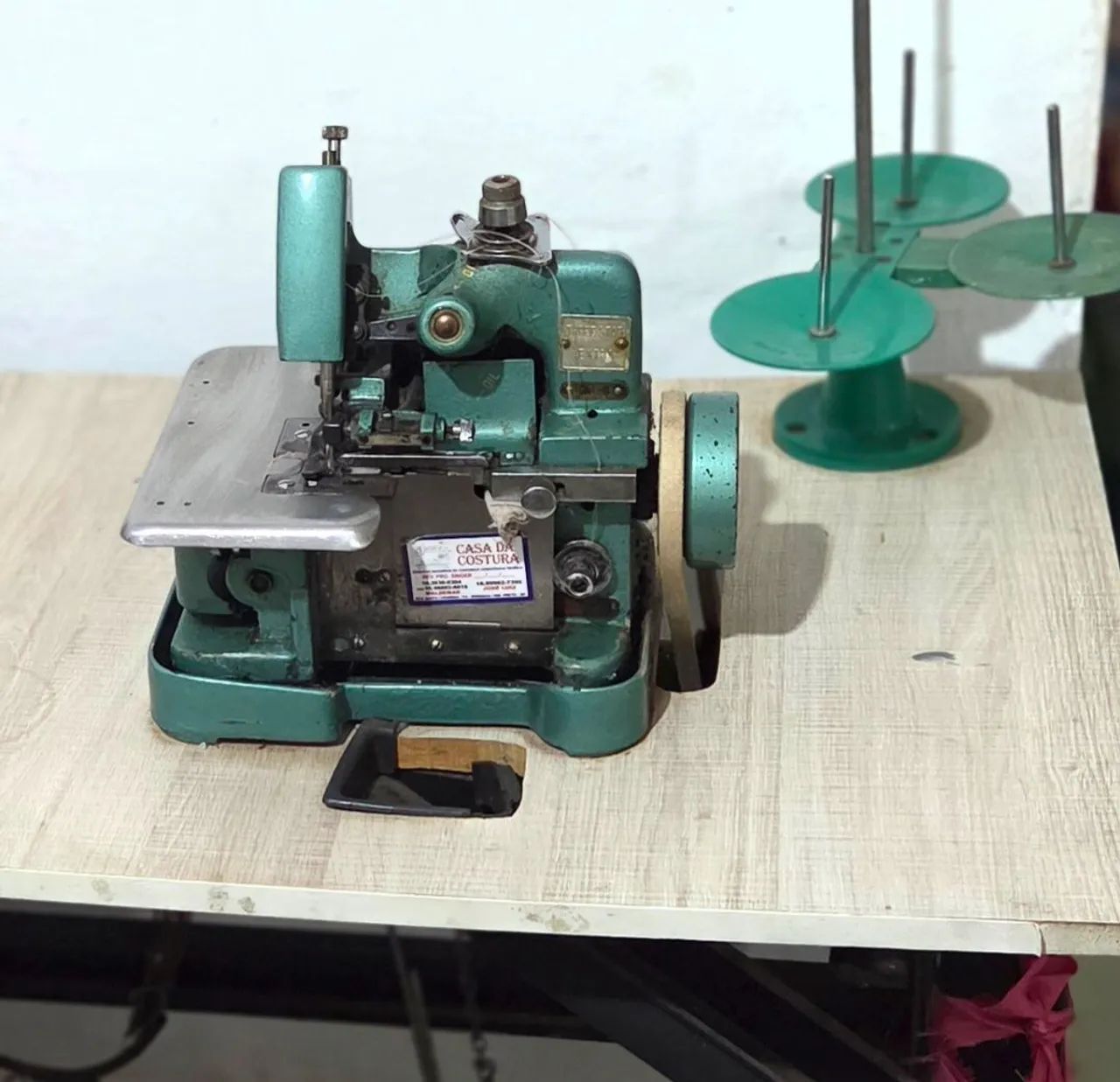 MÁQUINA DE COSTURA OVERLOCK GNI-6D COM BANCADA E MOTOR