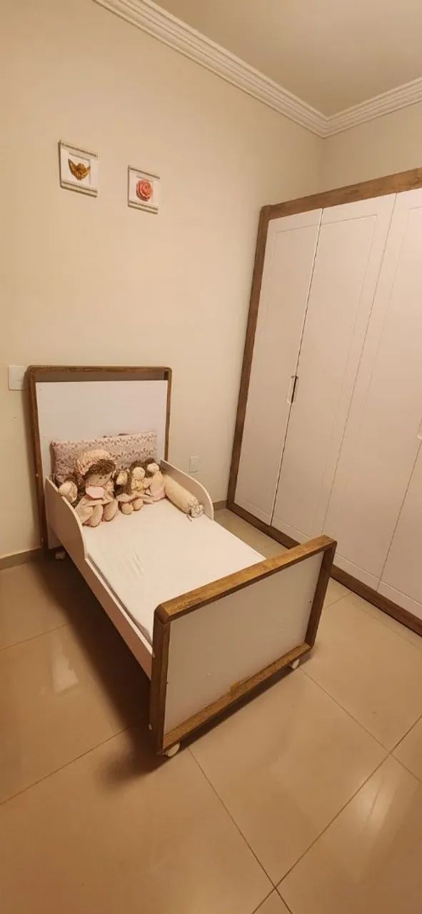 Vende cama que pode usar como berço. 
