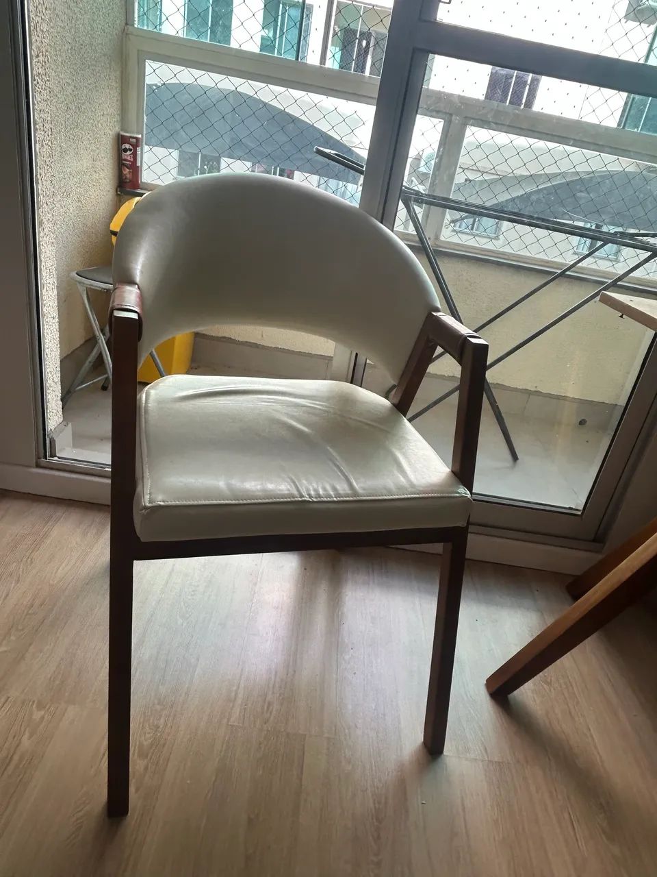 Mesa 4 cadeiras couro - Foto 3