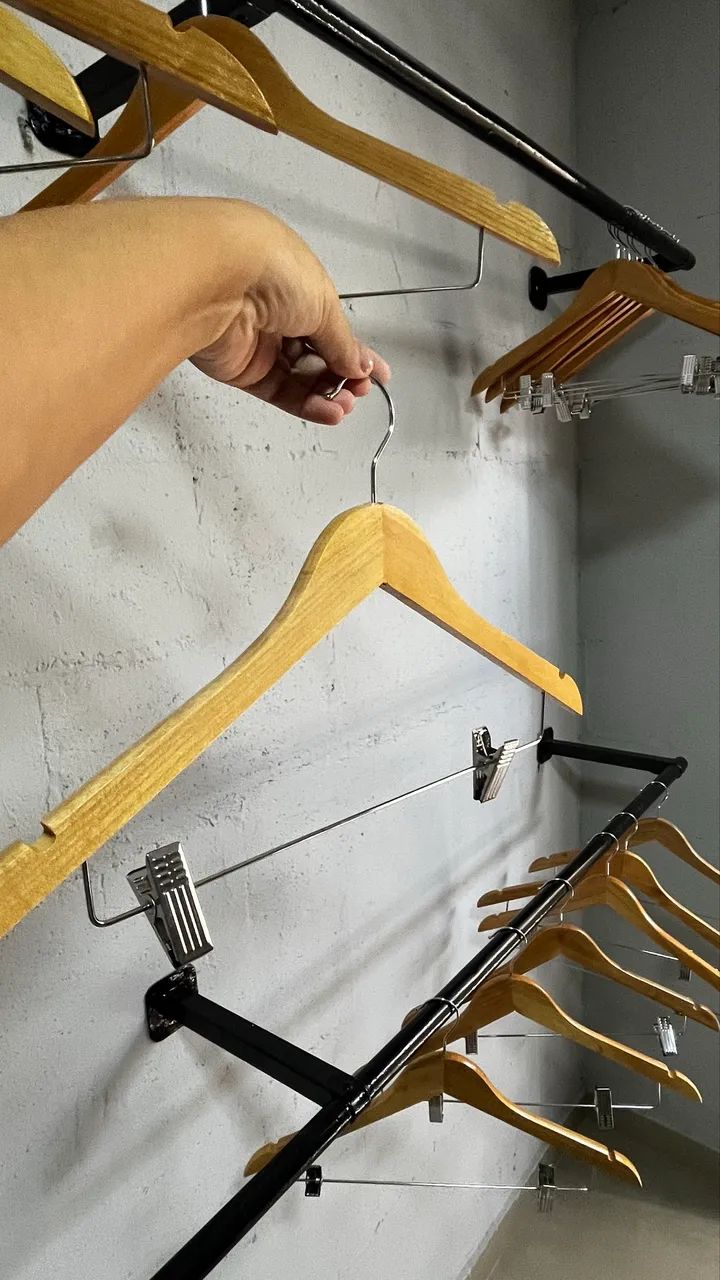 Cabideiro com cabides - Foto 2