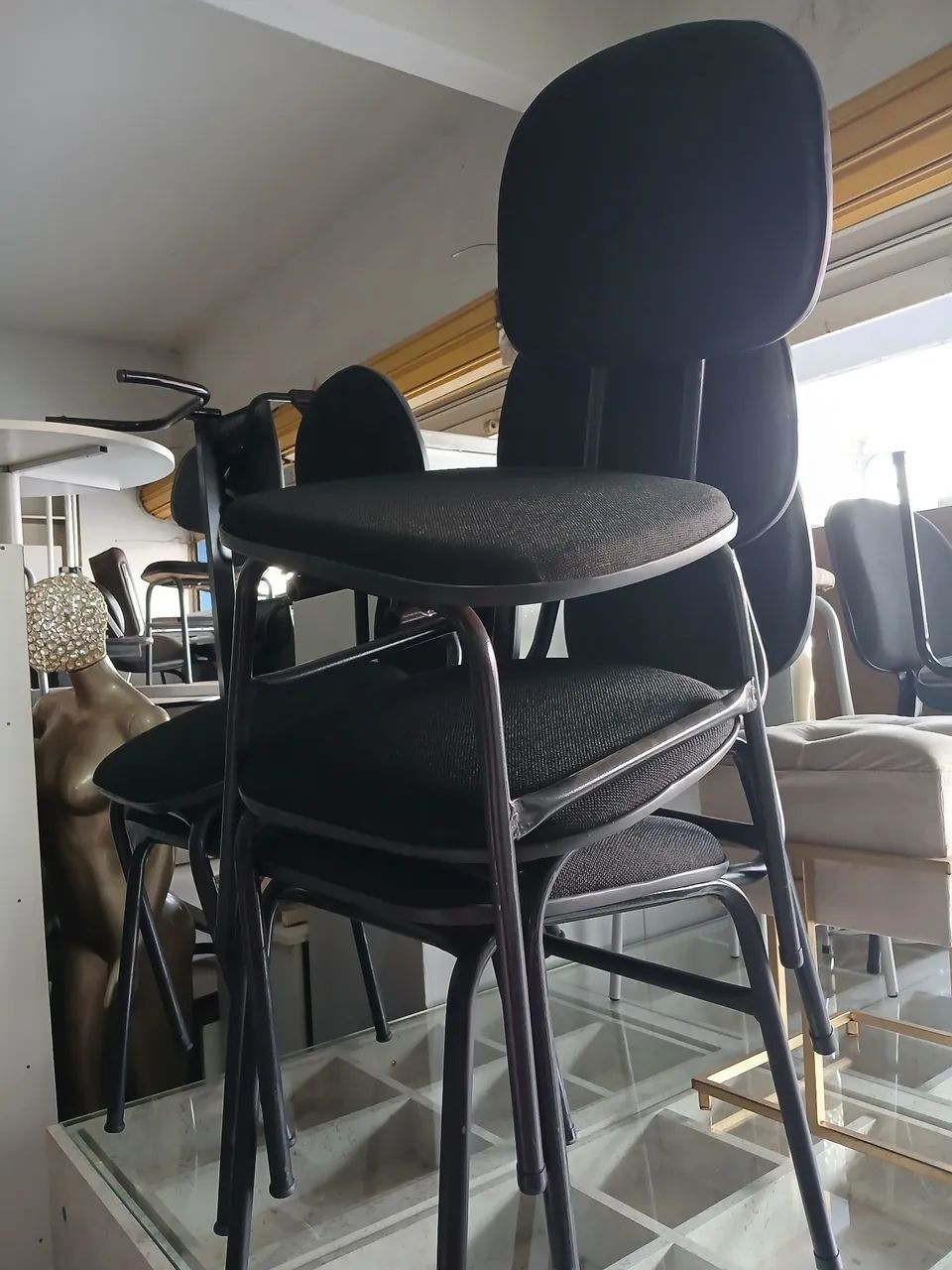 Cadeiras fixas pretas de escritorio