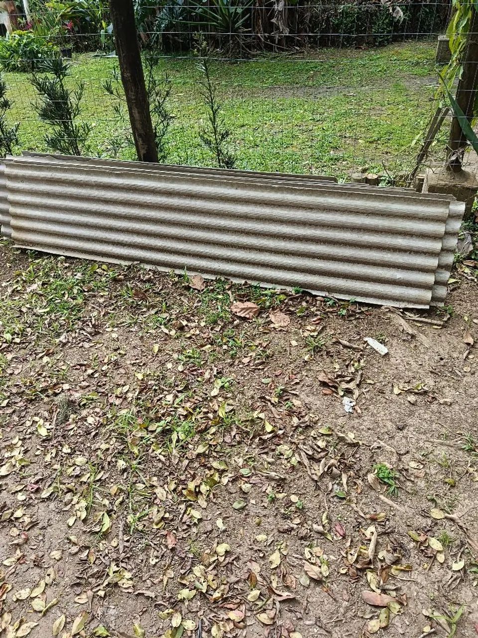 Doa se telha nova de alumínio e resto de  madeiraa