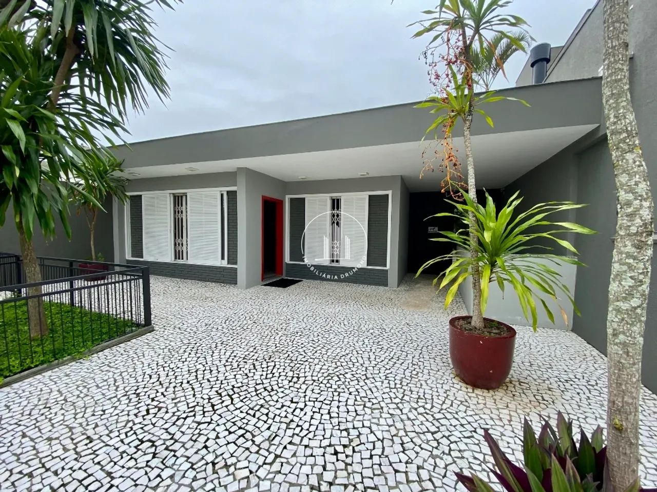 Casa 4 Quartos sendo 1 suíte com 330m² - Bom Abrigo