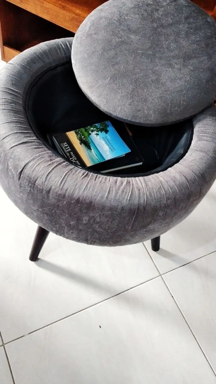 Pufe em suede, redondo, com baú e pés palito em madeira - Foto 4