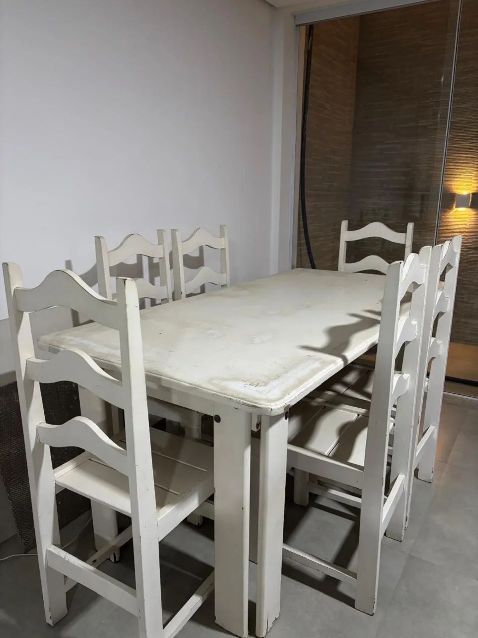Mesa de madeira com 6 cadeiras