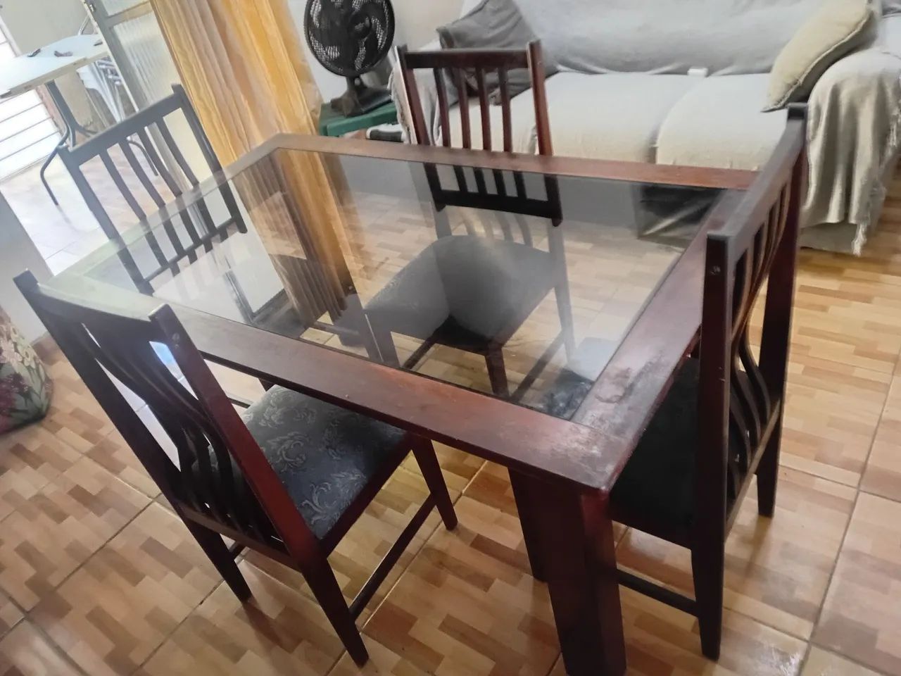 Vende-se  uma mesa com 4 cadeiras  todas de madeira  macisa  - Foto 2