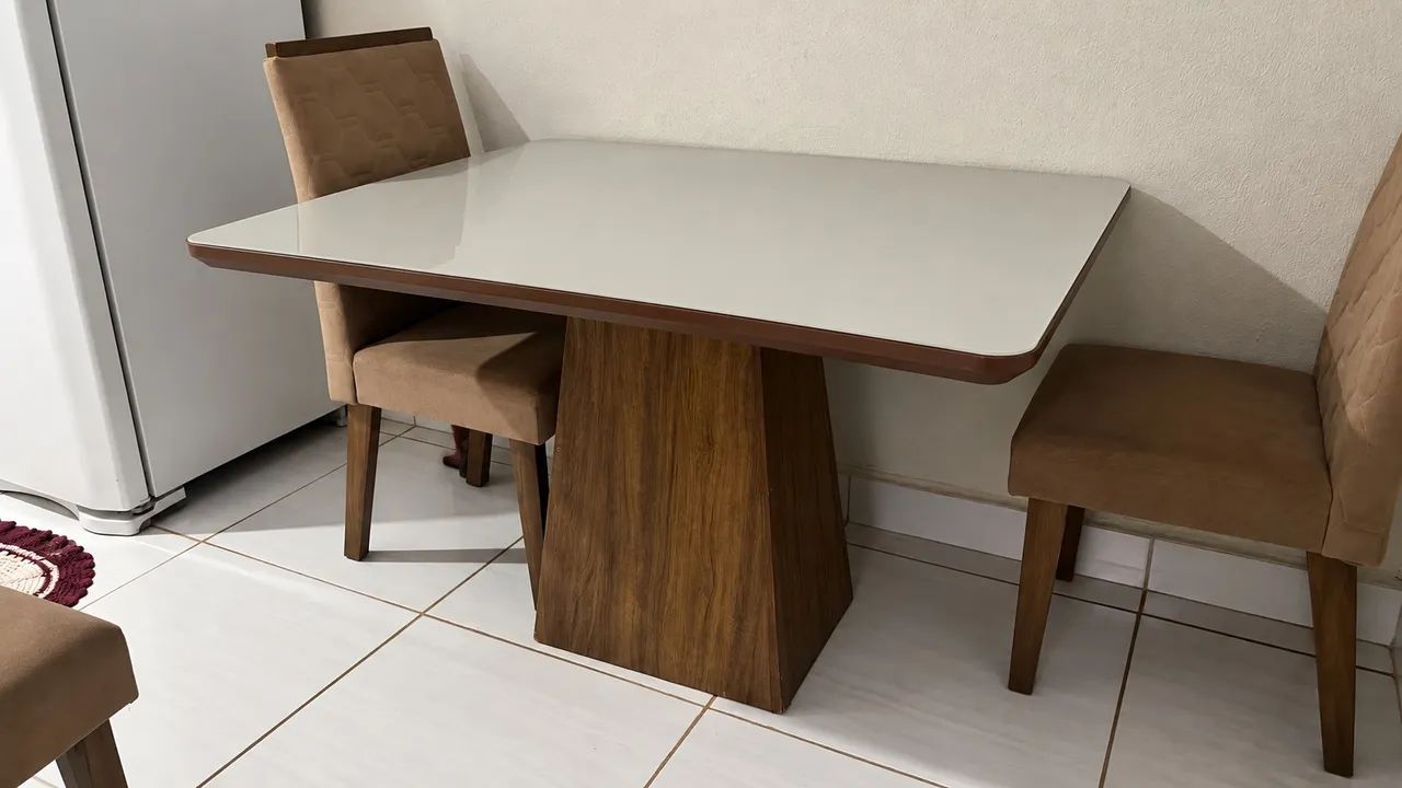 Mesa com tampo de vidro