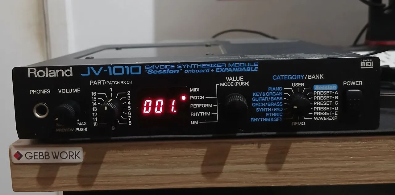 Roland JV-1010 