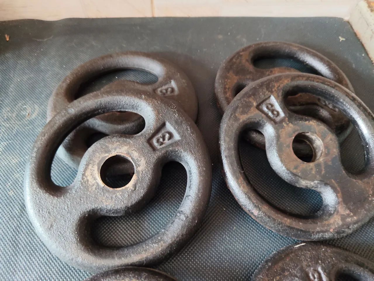 20kg de anilhas ferro sendo 4 de 3kg e 4 de 2kg kg.  - Foto 5