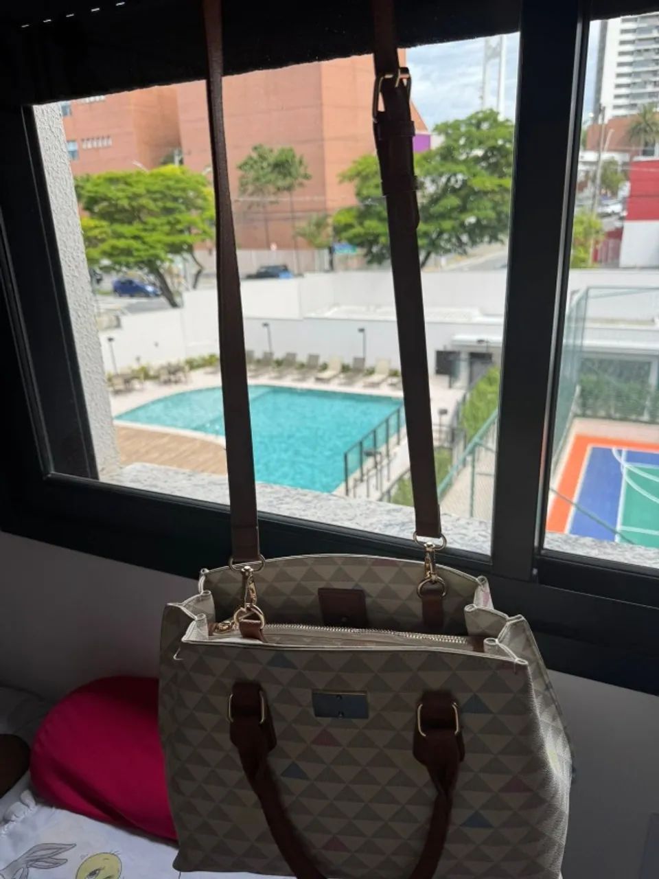 Bolsa Renner com Porta Moedas e Estampa Triângulos - Foto 3