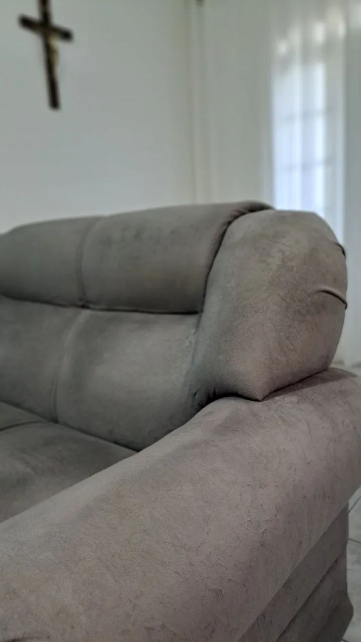 Conjunto de Sofás 2 e 3 Lugares, cor cinza, em ótimo rstado - Foto 4