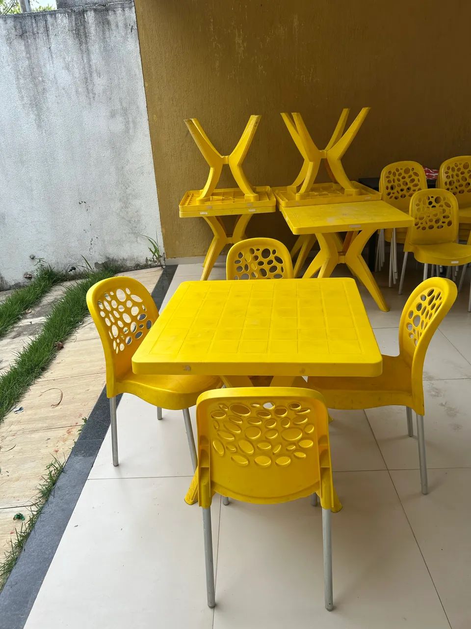 Mesas com quatro cadeiras 