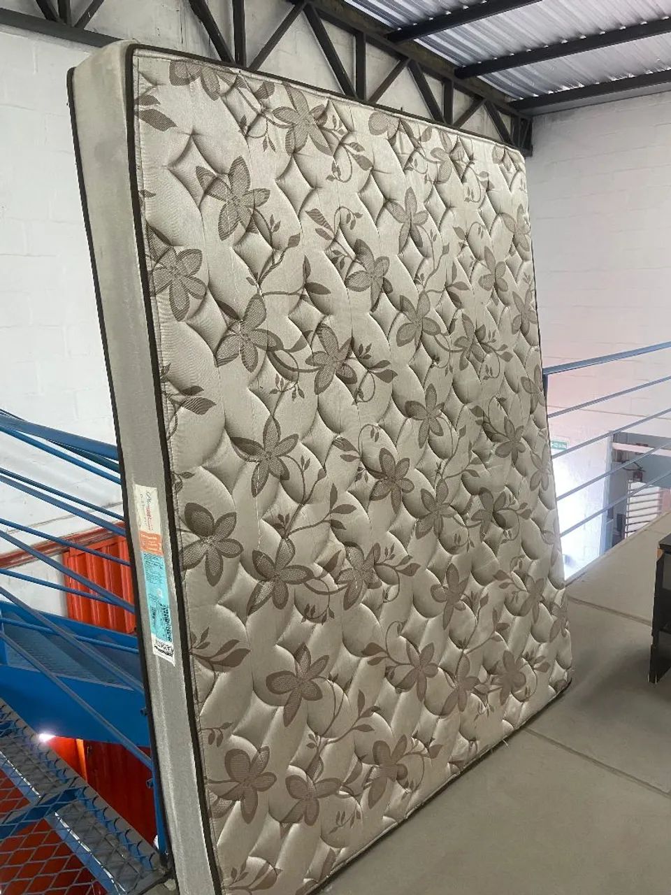 Cama de casal com  colchão de casal 
