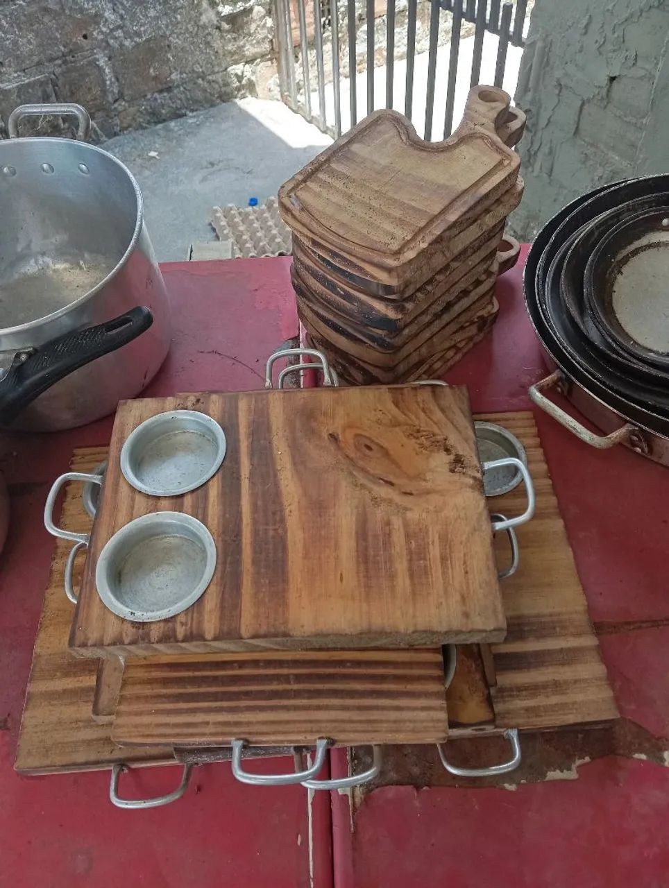 Freezer, frigideiras, panelas e tábuas de madeira para servir lanches  - Foto 4