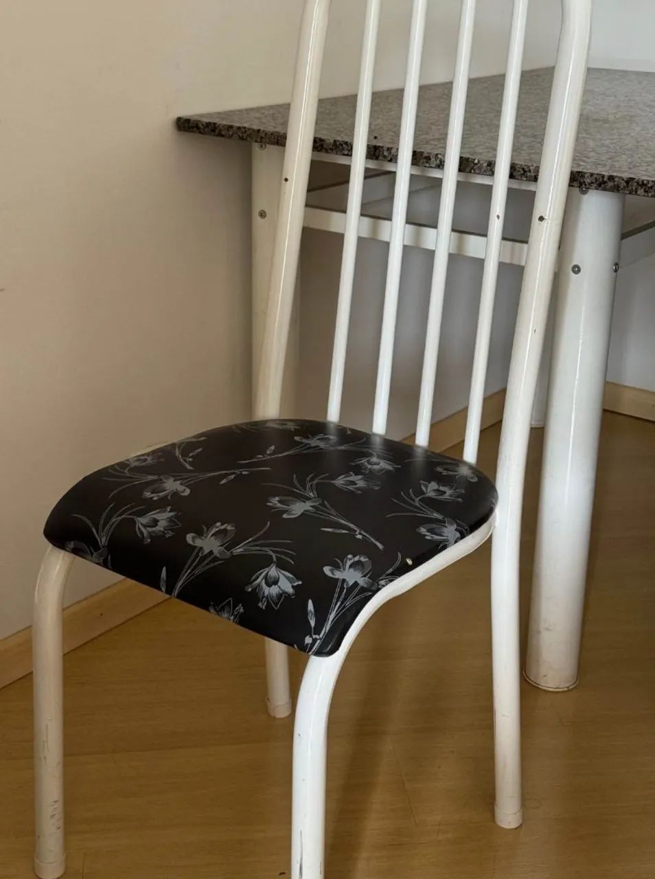 Mesa em granito 1,50m x 0,80m com 6 cadeiras. - Foto 2