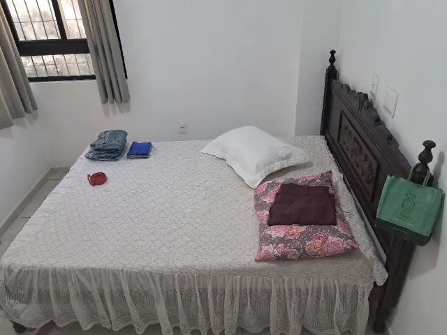 Cama de casal em madeira com colchão 