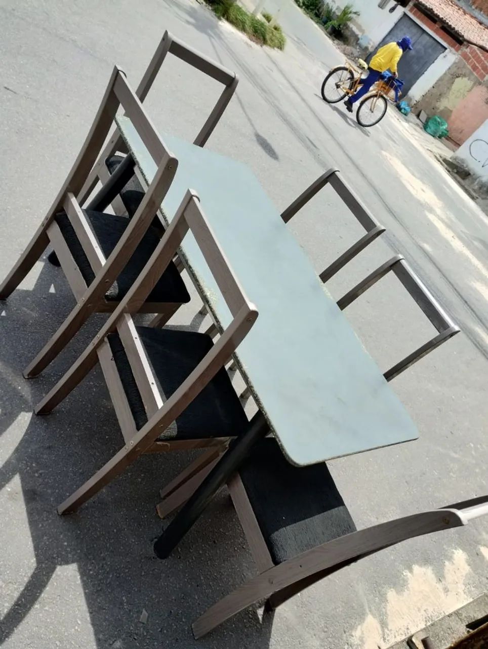 Mesa de jantar de metal de 6 cadeiras.
