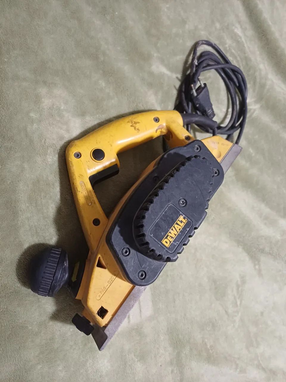 Plaina elétrica dewalt dw-680
