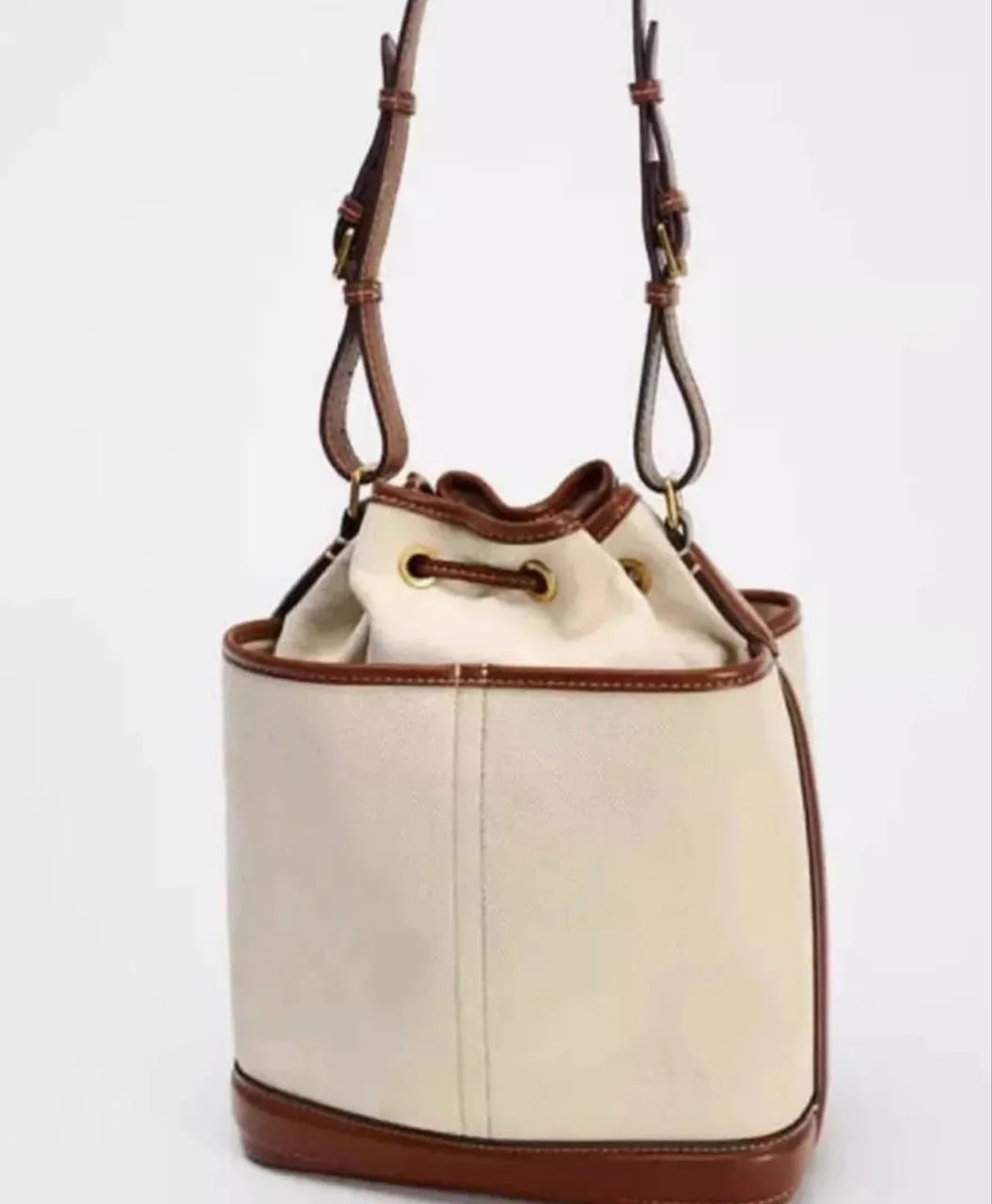 Bolsa de ombro com cordão e detalhes em couro - Foto 3