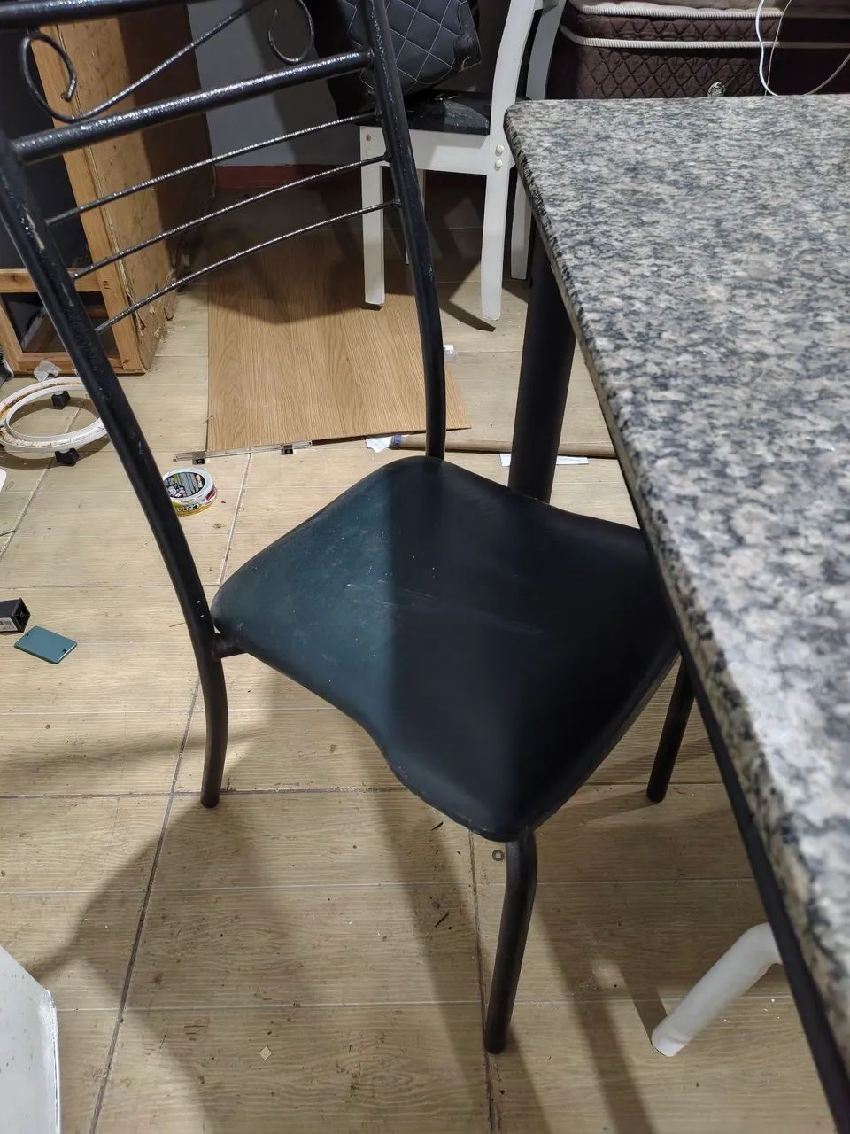 Mesa de mármore usada com 2 cadeiras  - Foto 3