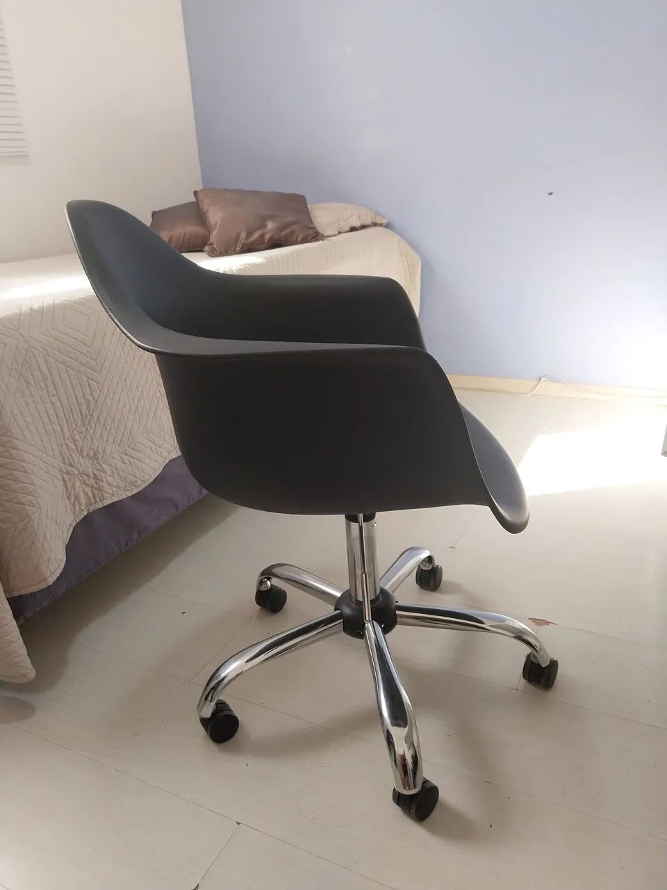 Cadeira giratória preta moderna estilo EAMES home office ou decoração excelente estado - Foto 2
