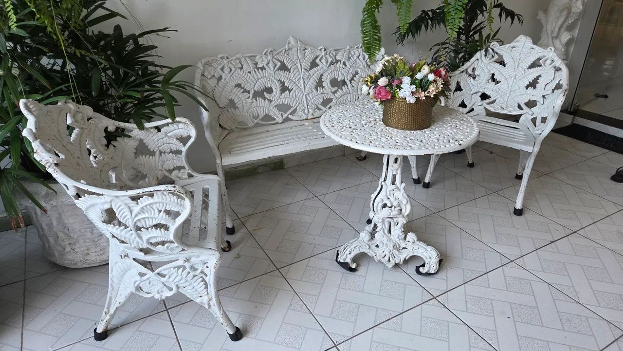 Conjunto Mesa e Cadeiras em Ferro Fundido 