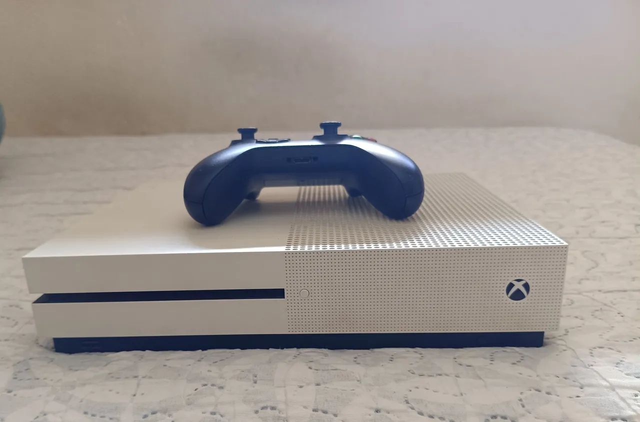Xbox One S 1TB com controle 