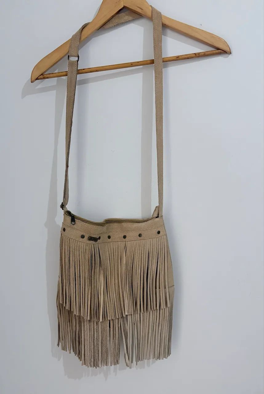 Bolsa Camurça Bege Amaru com Franjas - Foto 2