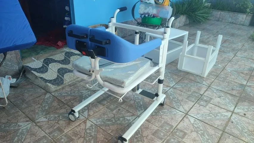 CADEIRA DE TRANSFERÊNCIA DE PACIENTE ACAMADO COM RODAS. PARA BANHO E APOIO. COMPACTA E LEV - Foto 3
