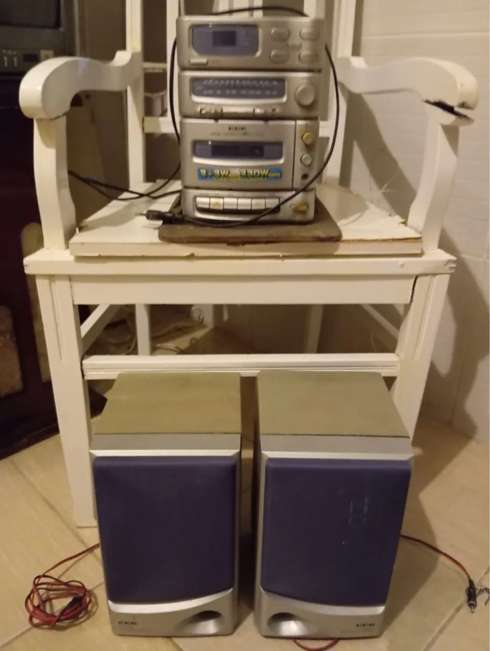 Mini System (ou aparelho de som 3 em 1 / 4 em 1) da marca CCE, com módulo central e 2 ?