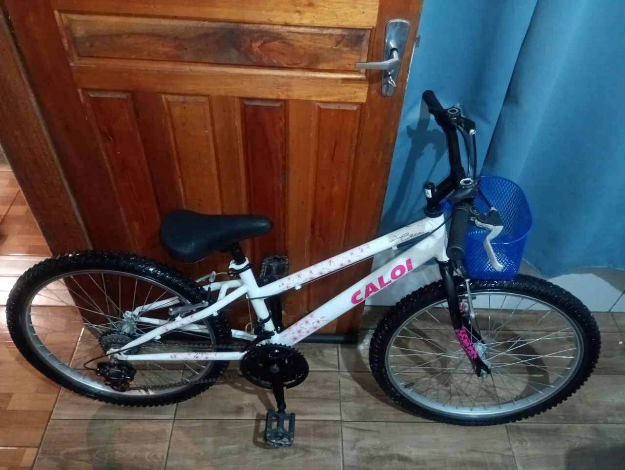 Bicicleta aro 24 seminova com cestinha  - Foto 4