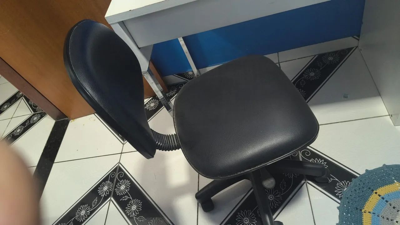 Mesa e cadeira de escritório computador  - Foto 2