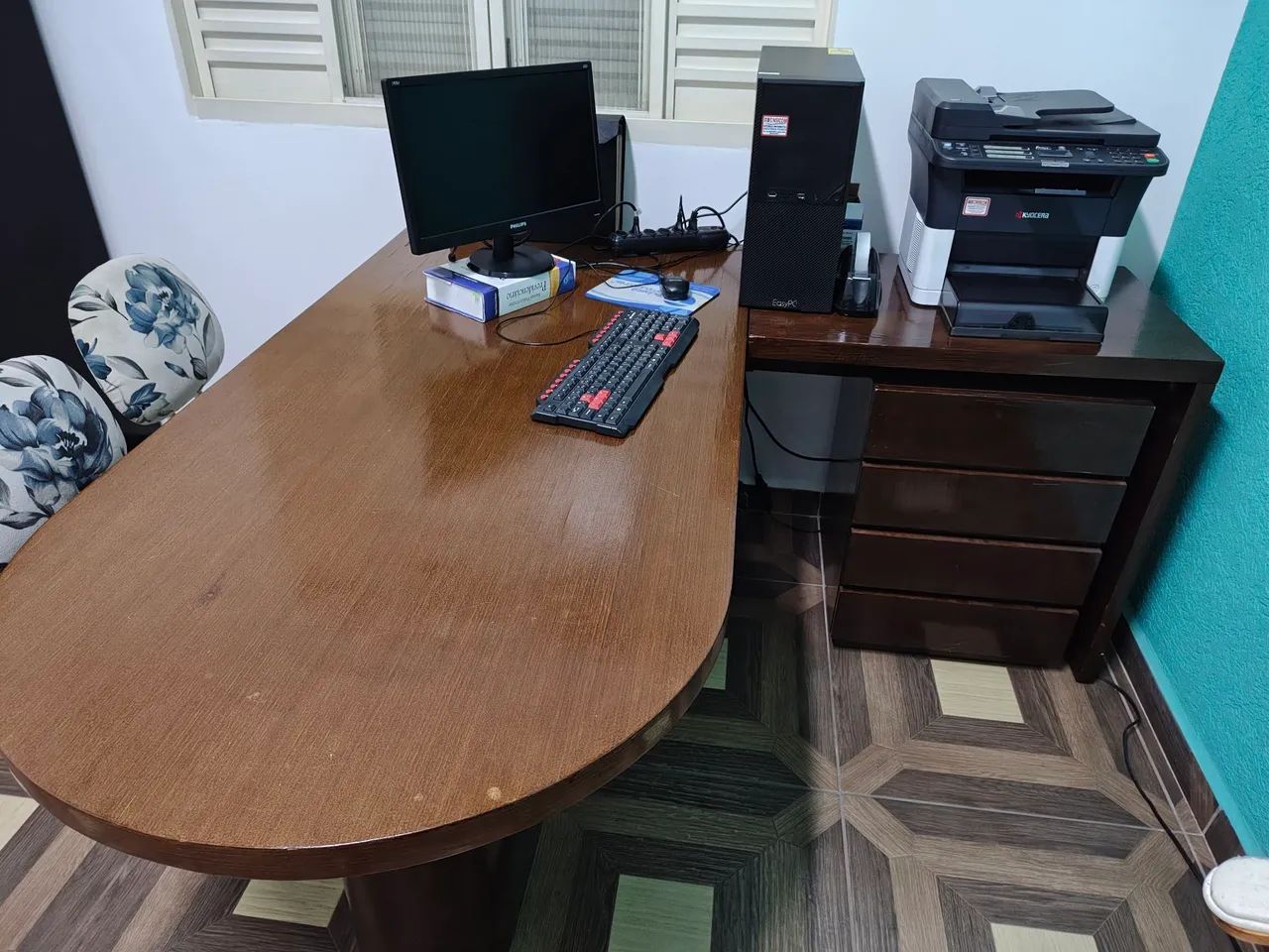 Mesa de madeira maciça em L com gaveteiro com rodinhas 