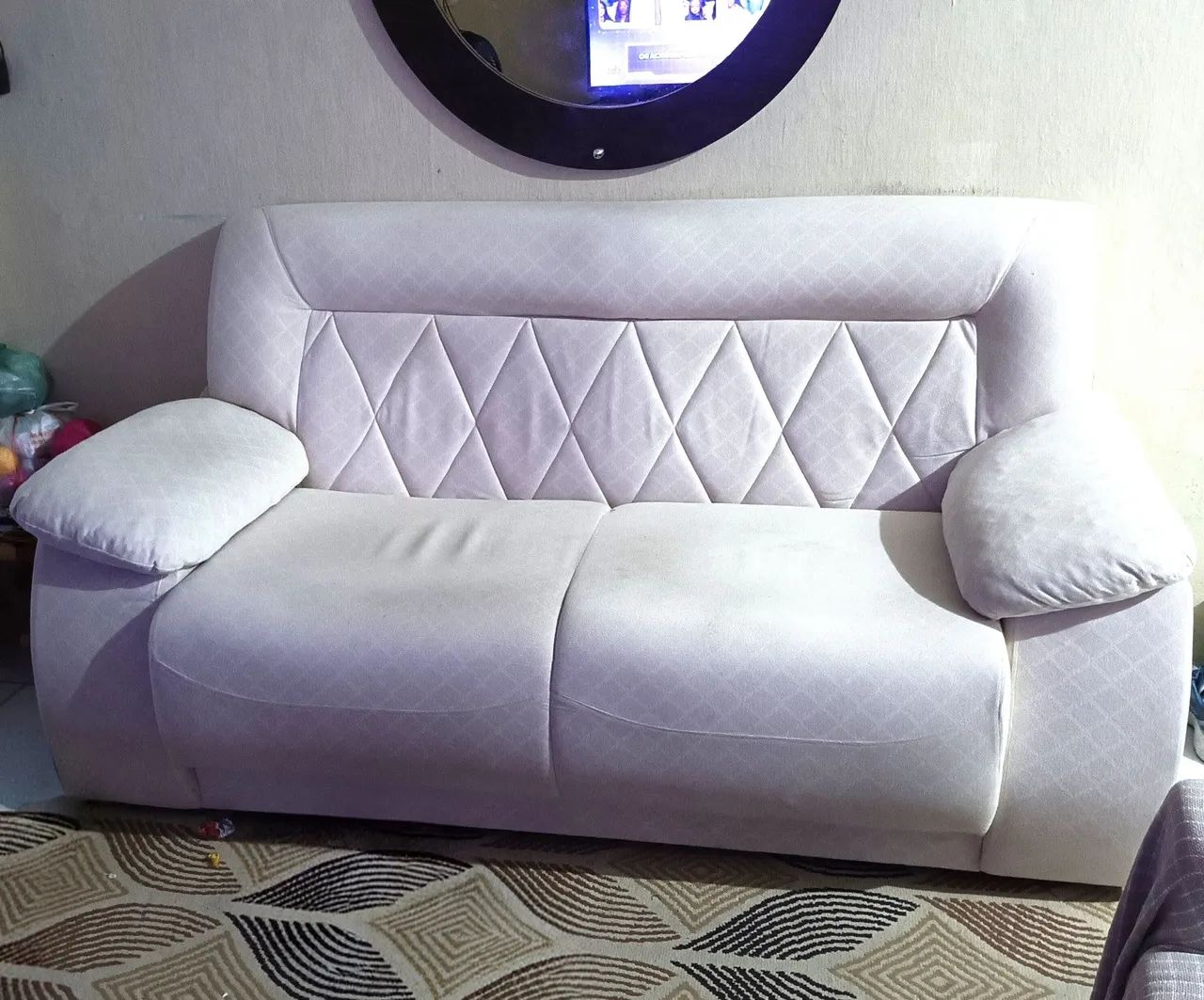 Sofá e uma poltrona