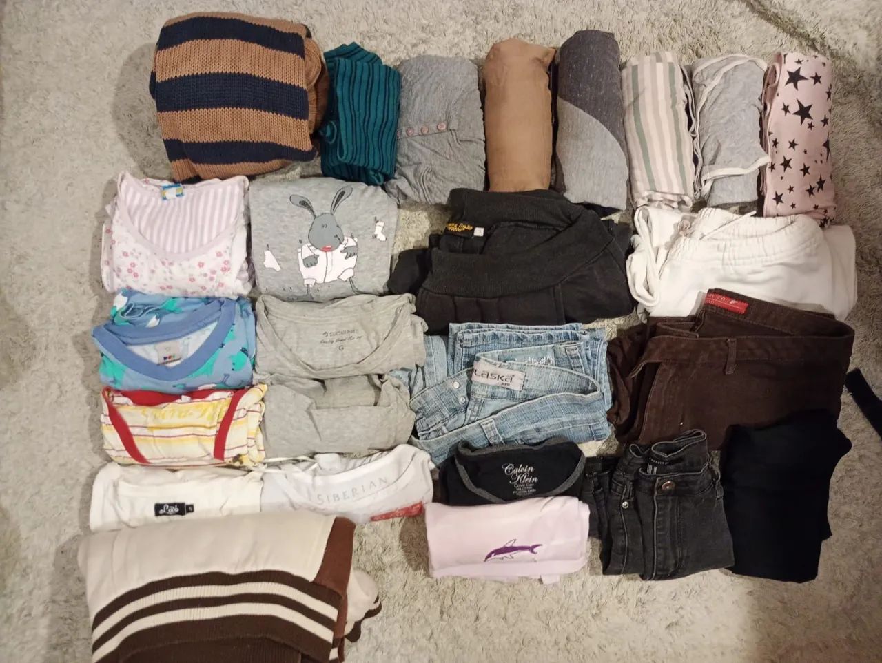 Lote de 25 peças de roupas femininas variadas usadas