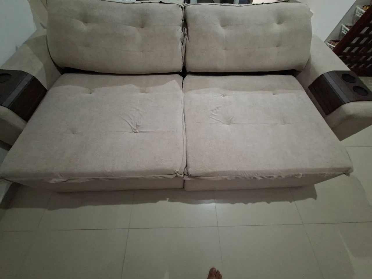 Vendo Sofá Spazzio Ariel todo reformado em madeira de primeira. - Foto 2