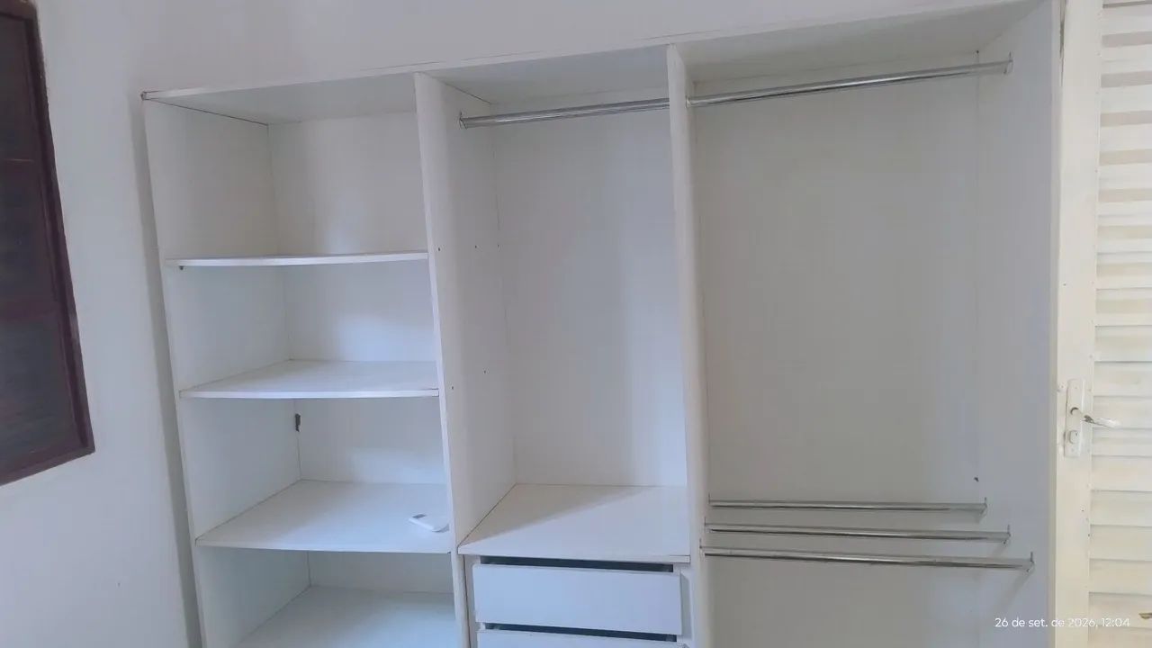 Closet planejado branco com prateleiras e gavetas - Foto 2