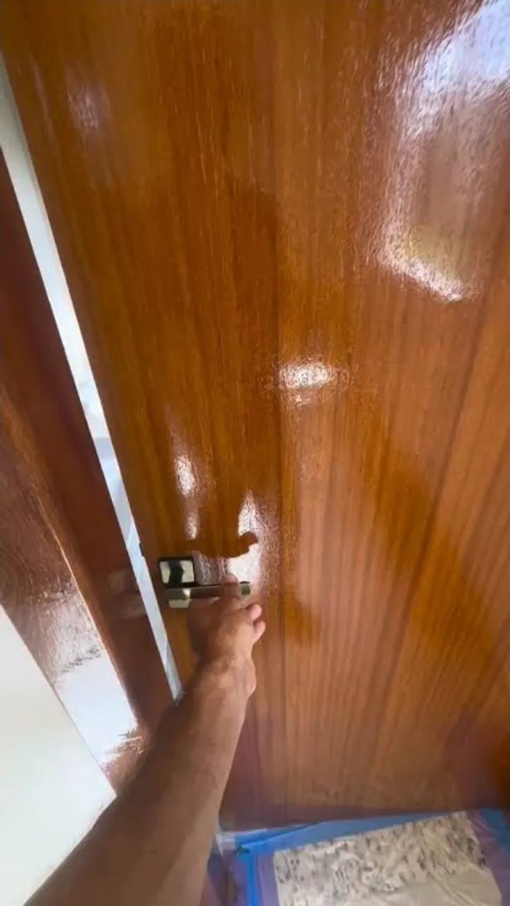 Restauração de verniz antigo,  aplicação e acabamento 